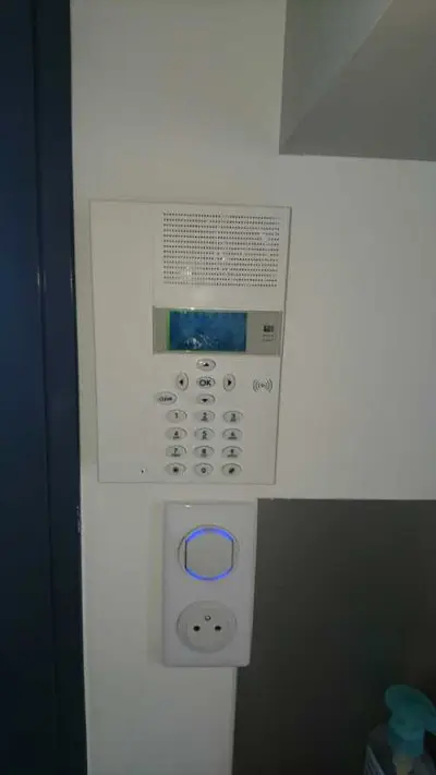 alarme Interphone mural avec clavier et écran.