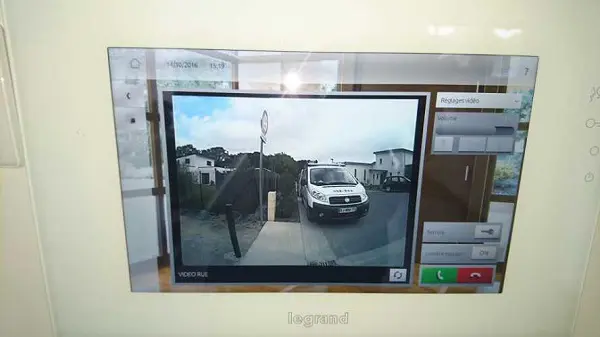 Ecran affichant une caméra de sécurité extérieure.