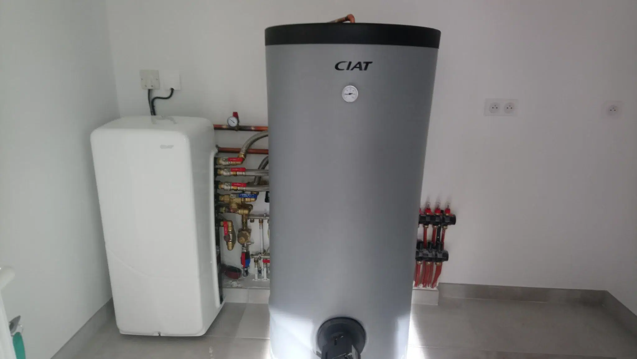 Pompe à chaleur et ballon thermodynamique dans une pièce.