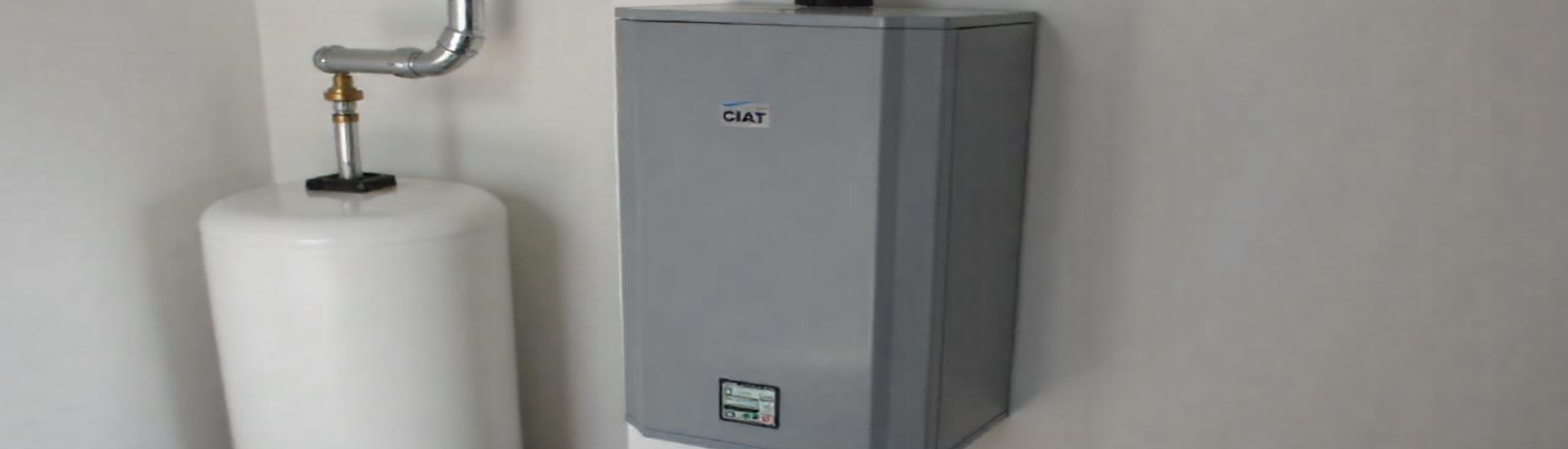 Chauffe-eau moderne et réservoir dans une pièce.