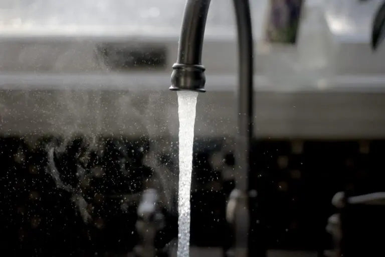 Robinet avec eau qui coule dans l'évier.
