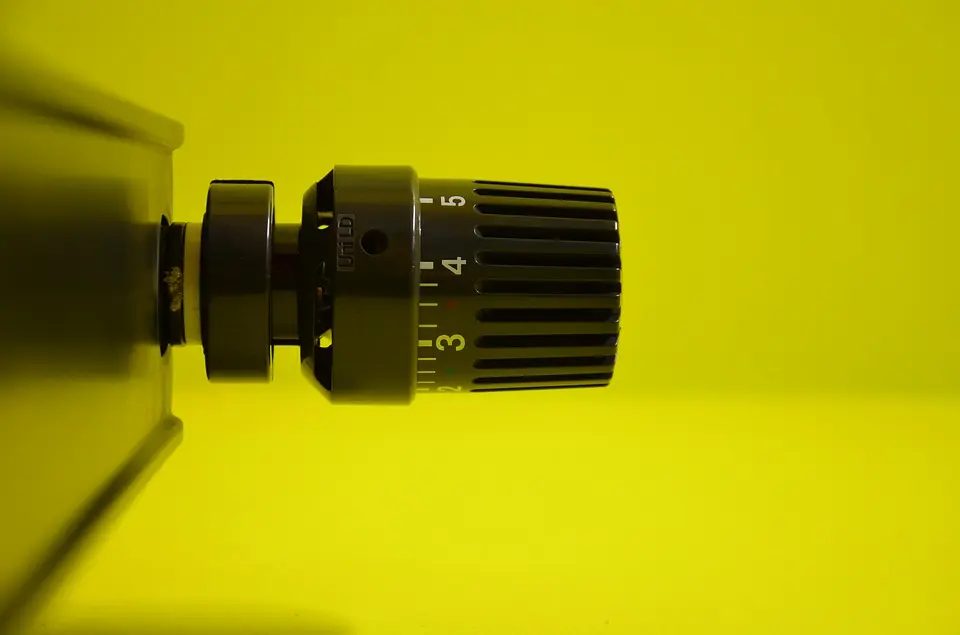 Thermostat de radiateur sur fond jaune