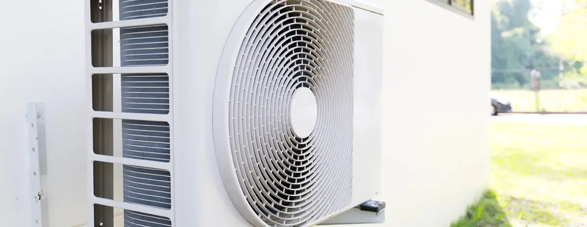 Unités de climatisation extérieure murale moderne.