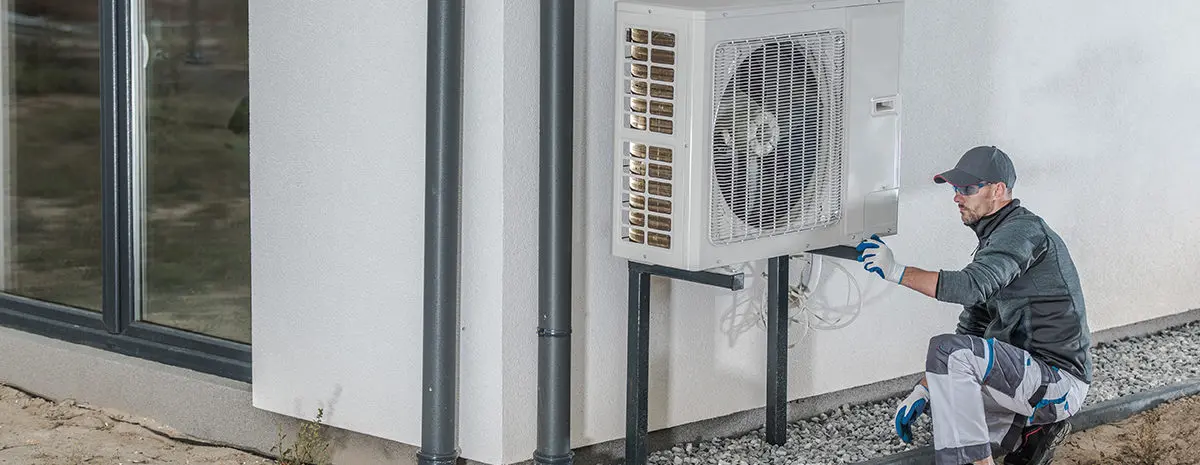 Installation d&#039;une pompe à chaleur murale extérieure.