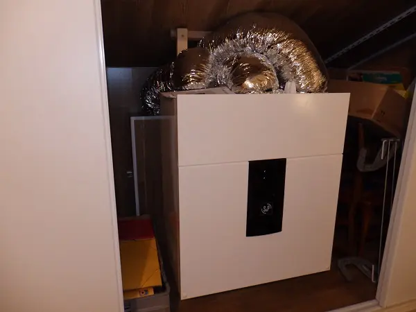 Pompe à chaleur dans un placard encombré.