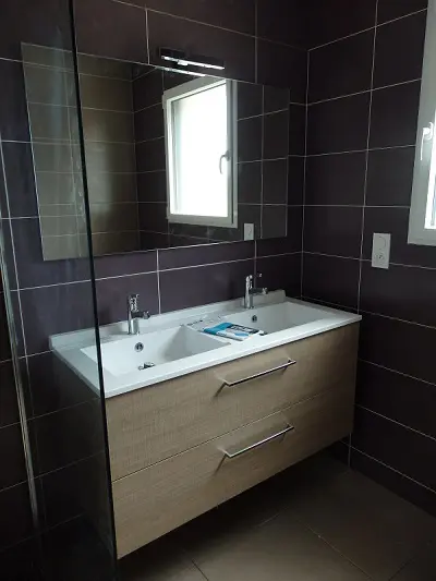 Salle de bain moderne avec double vasque.
