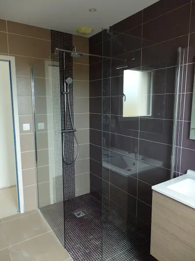 Salle de bain moderne avec douche à l'italienne.