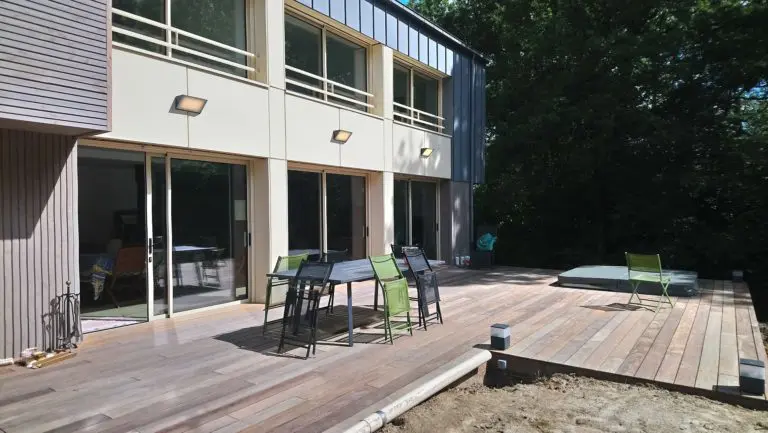 Terrasse moderne avec mobilier extérieur.