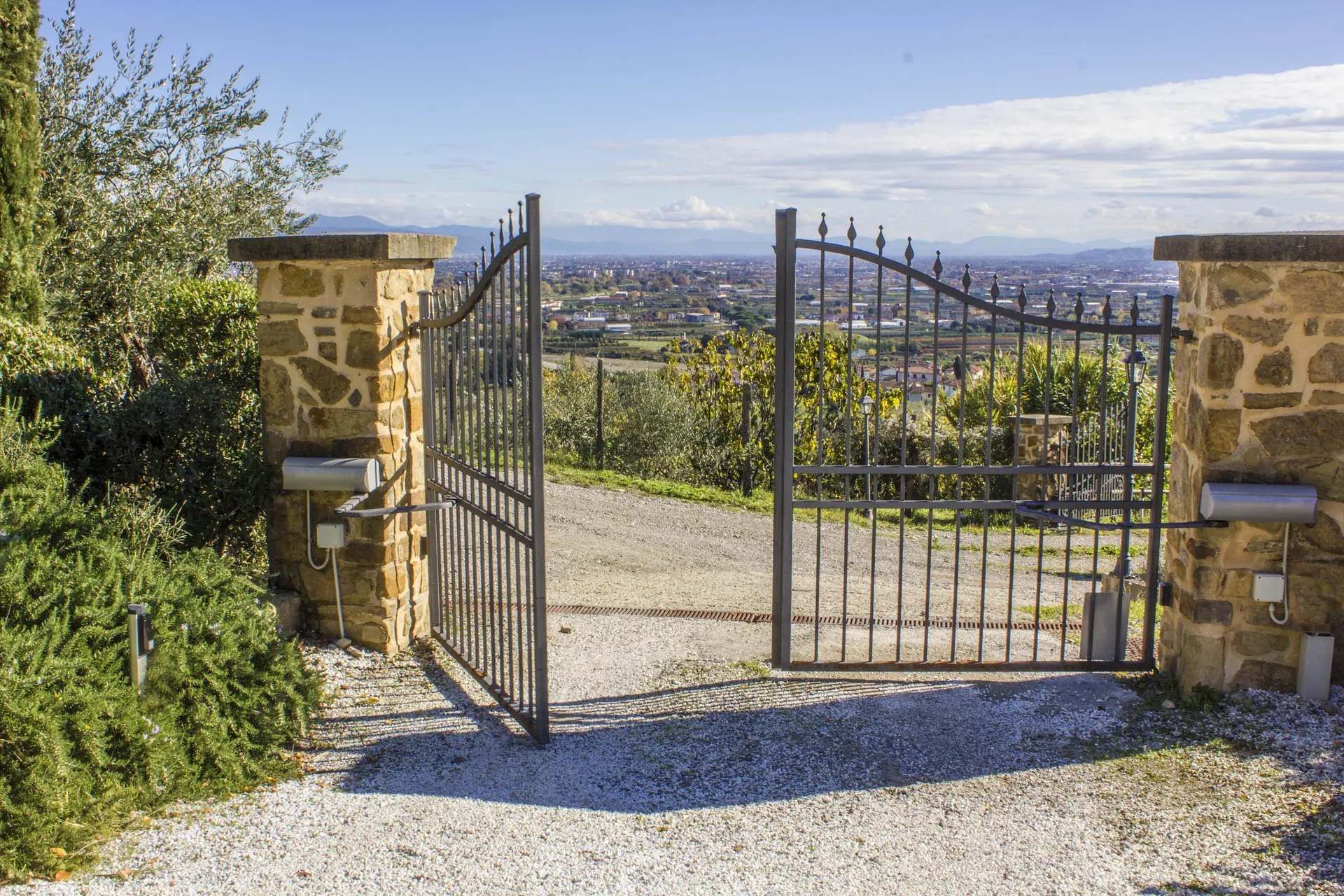 Portail ouvert sur vue panoramique.