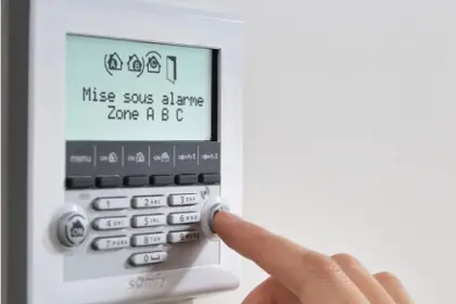 Personne active un clavier de système d'alarme