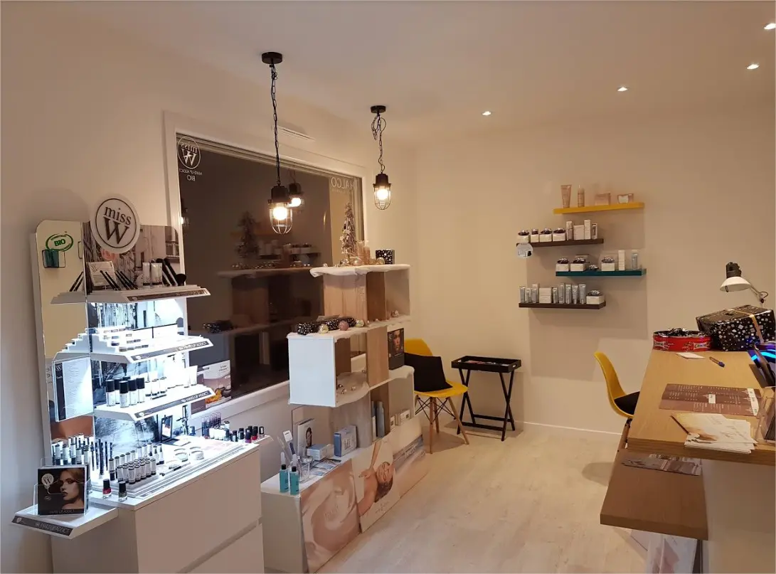 Intérieur d'une boutique de produits de beauté.