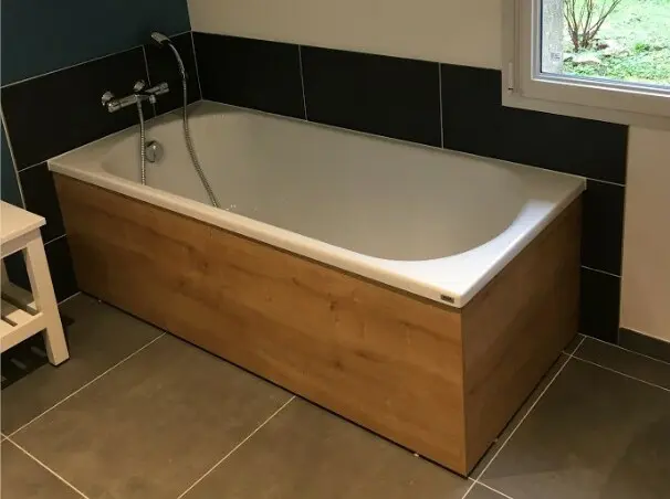 Baignoire moderne avec panneau en bois.