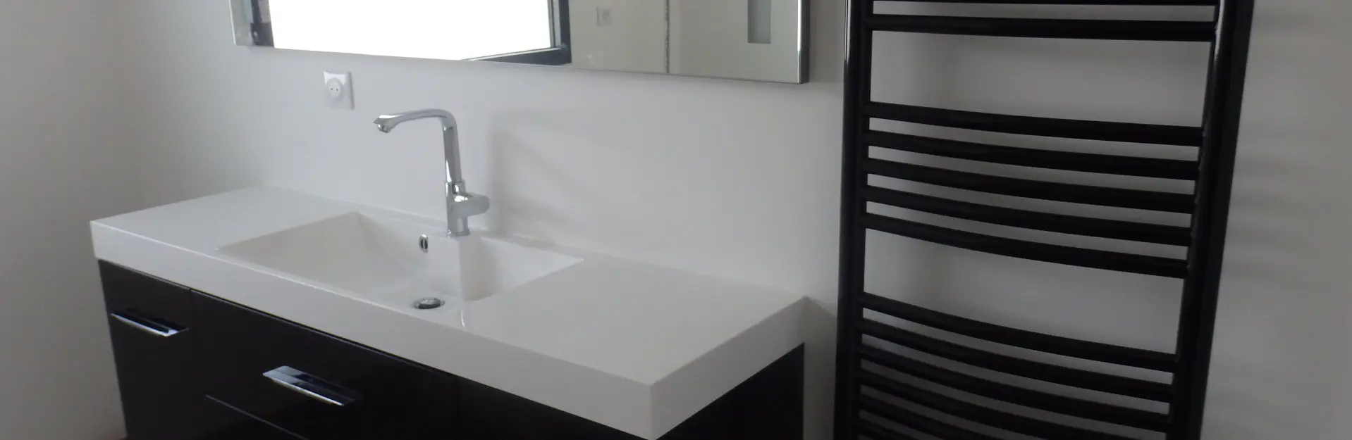 Salle de bains moderne avec lavabo et sèche-serviettes