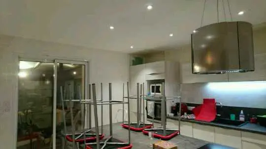 Cuisine moderne avec tables empilées.