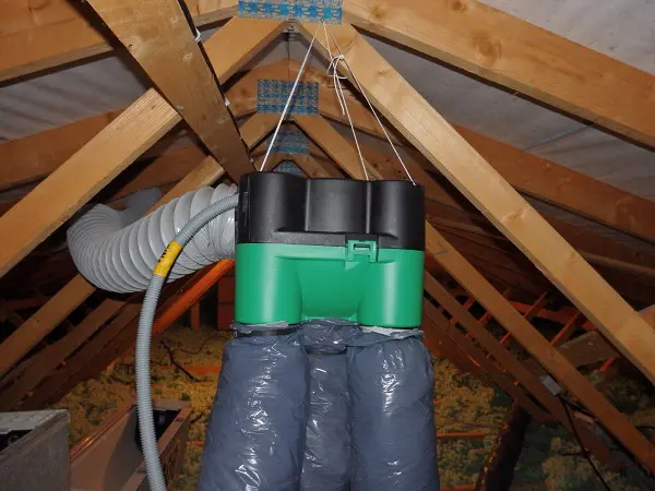 Système de ventilation dans un grenier.