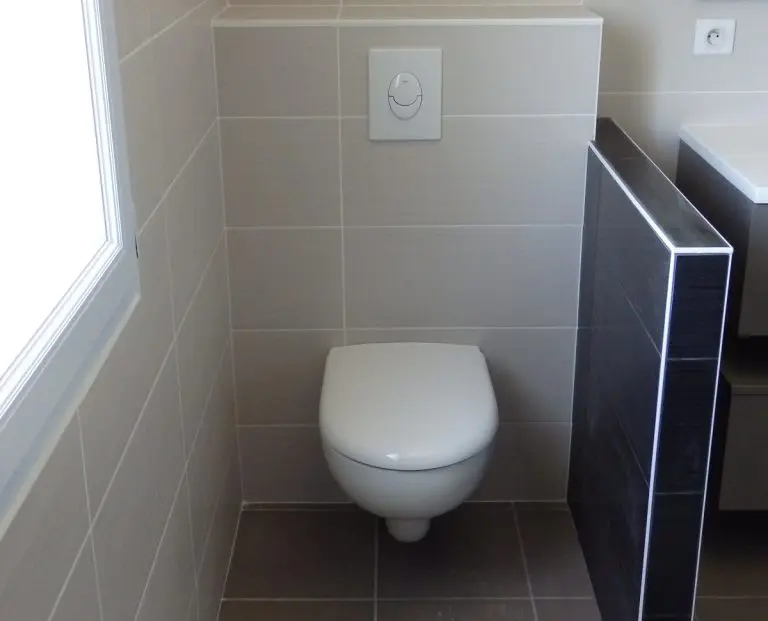 Toilettes suspendues modernes et minimalistes.
