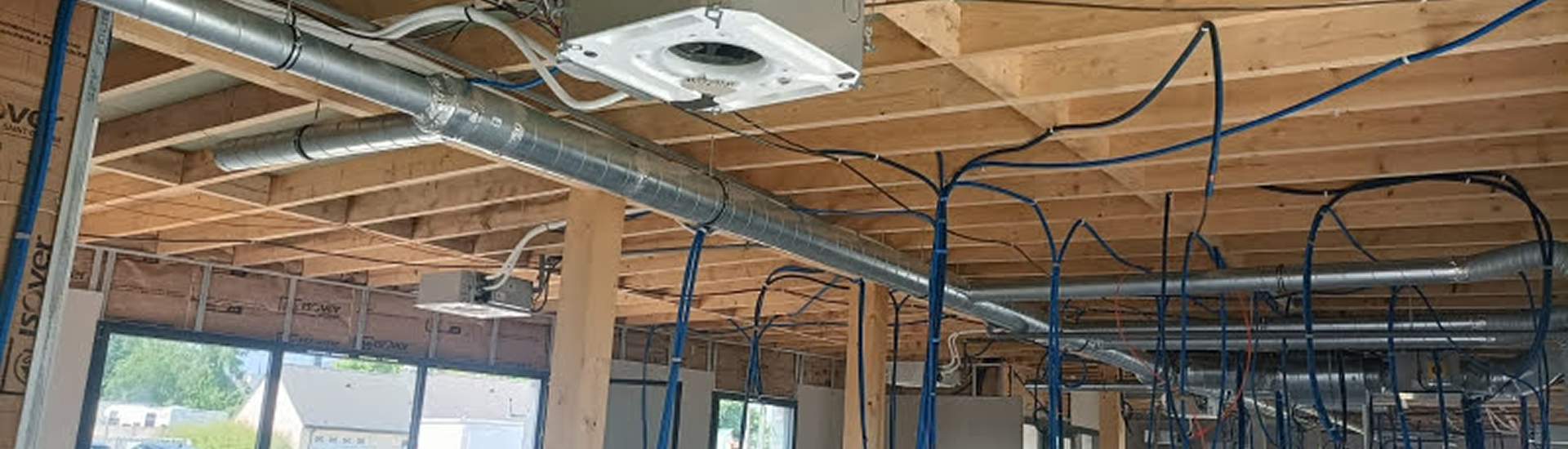 Installation de conduits et câbles au plafond