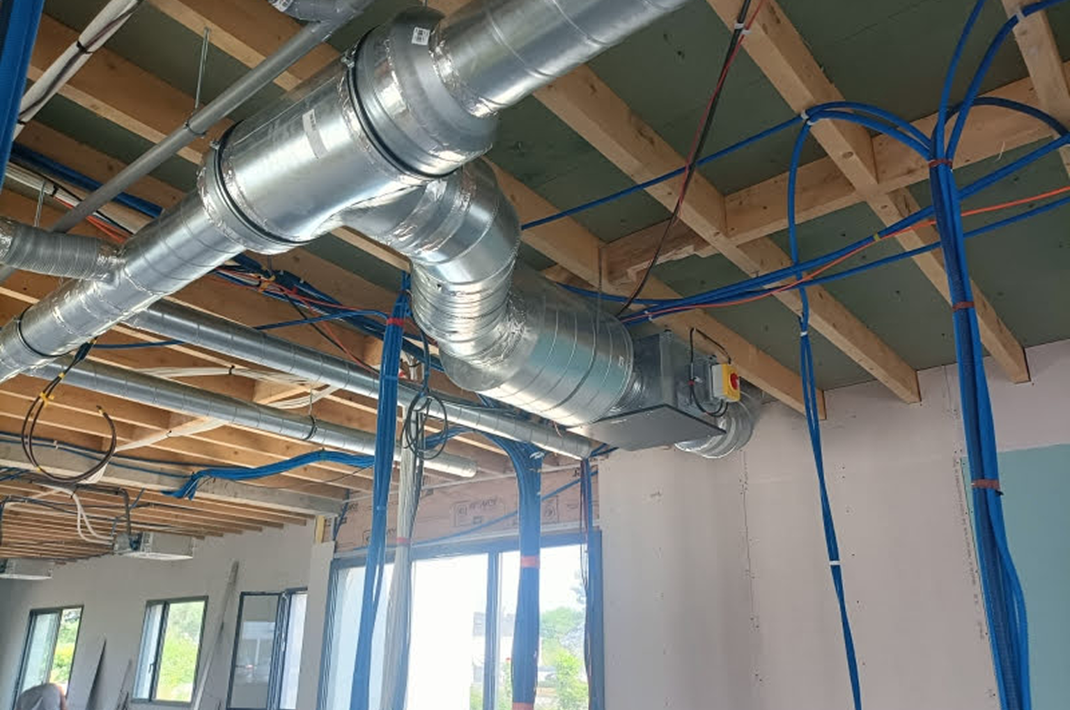 Conduits de ventilation sous plafond en construction.