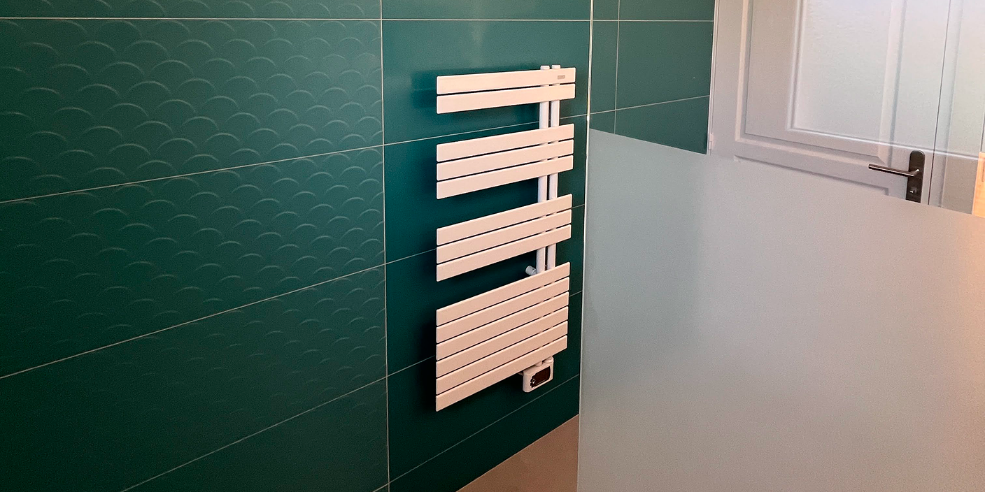 Radiateur mural dans salle de bain moderne.