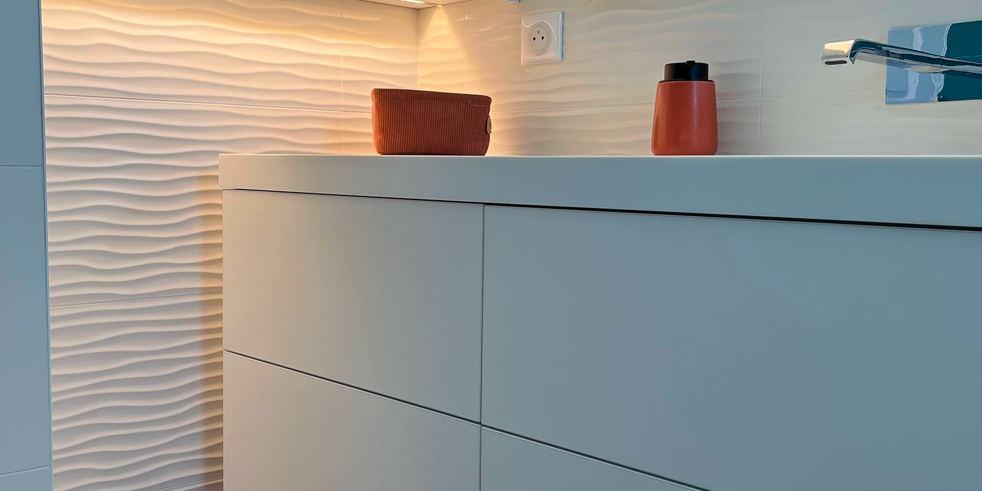 Salle de bain moderne avec lavabo design.